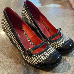 Chocolat Blu Houndstooth Wedges with Black Accents